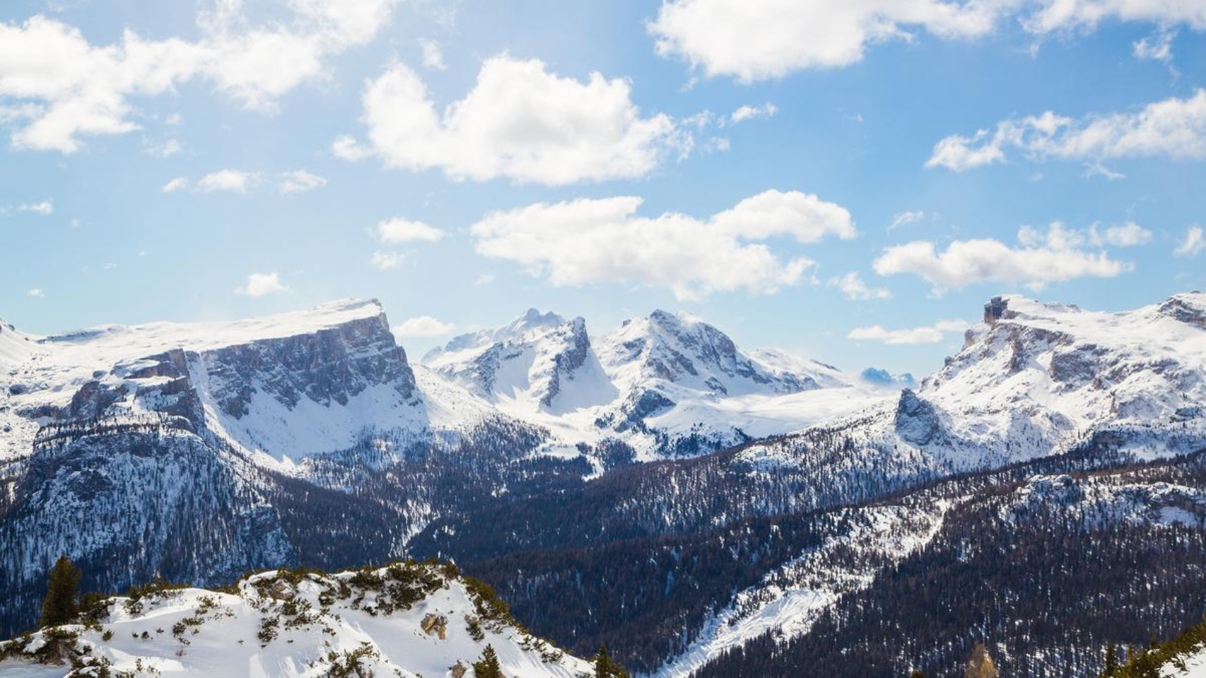 Najlepsze kierunki na zimowe wakacje - od nart w Alpach po tropikalne plaże
